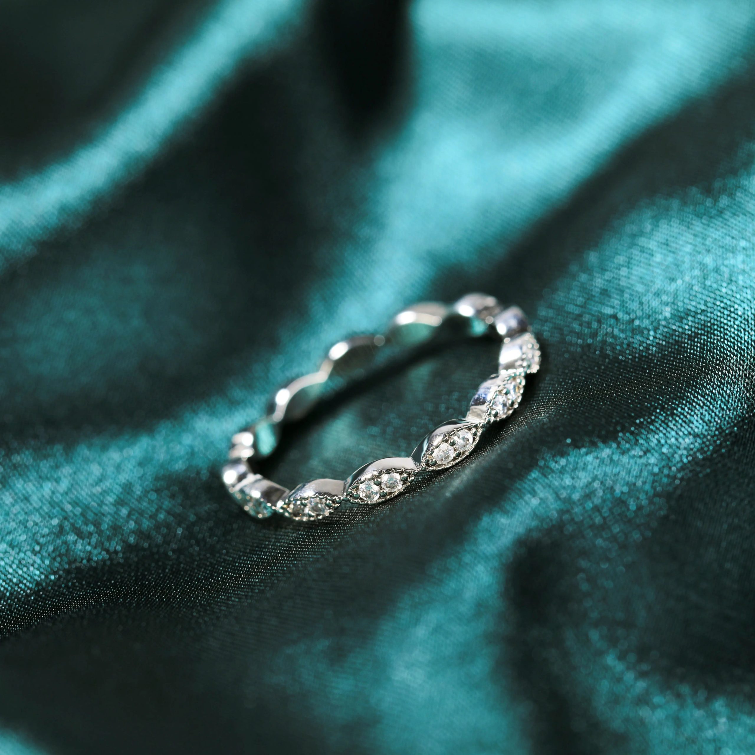 Eternity milgrain oval Crystal-look Stacking Ring