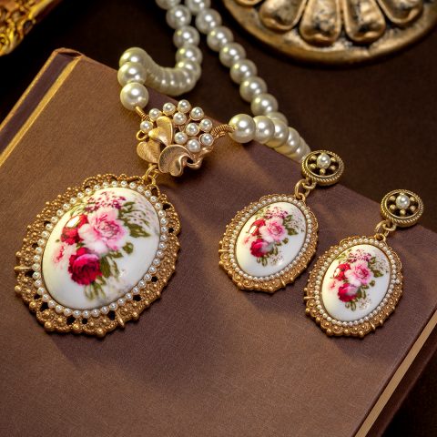 Decorative Flower Pearl Necklace Set
