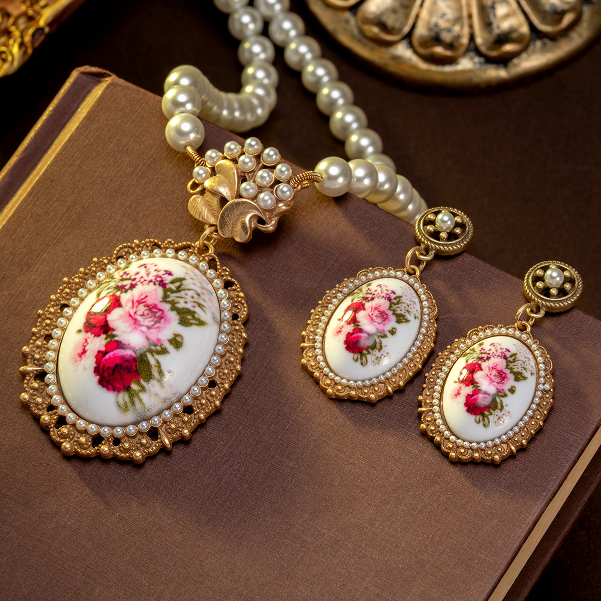 Decorative Flower Pearl Necklace Set
